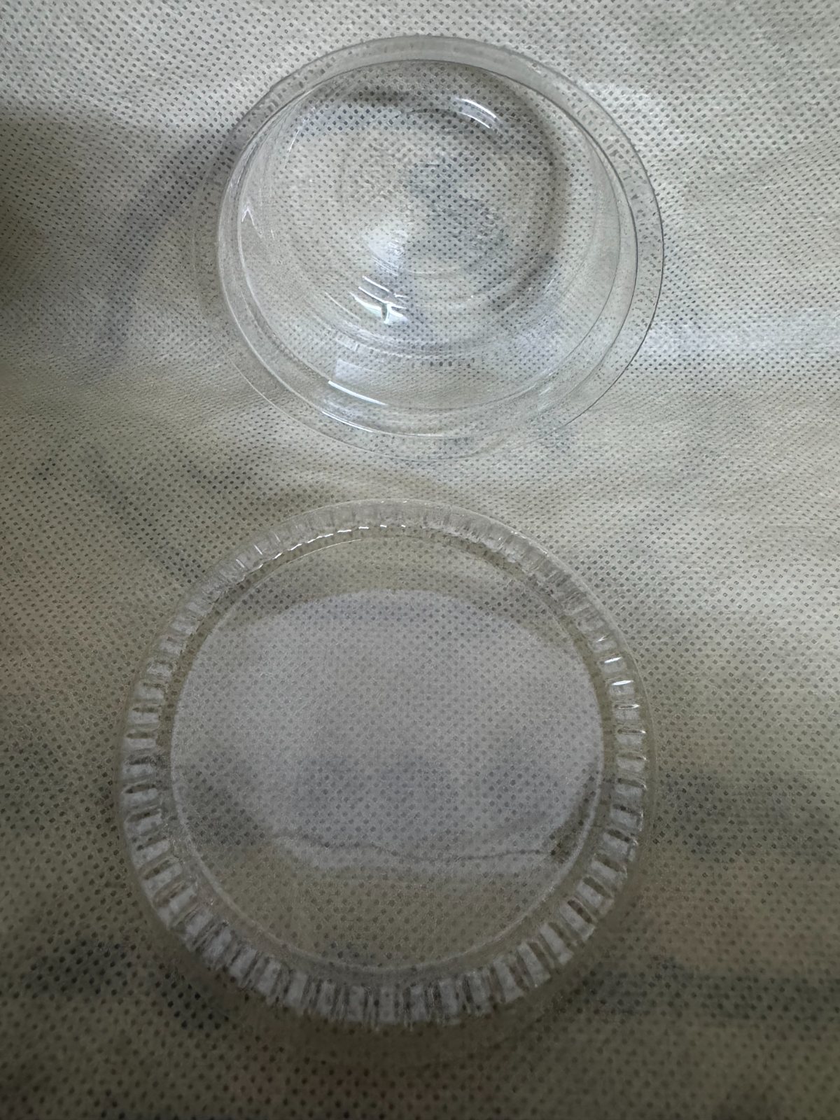 Bol et couvercle plastique transparents vus de dessus
