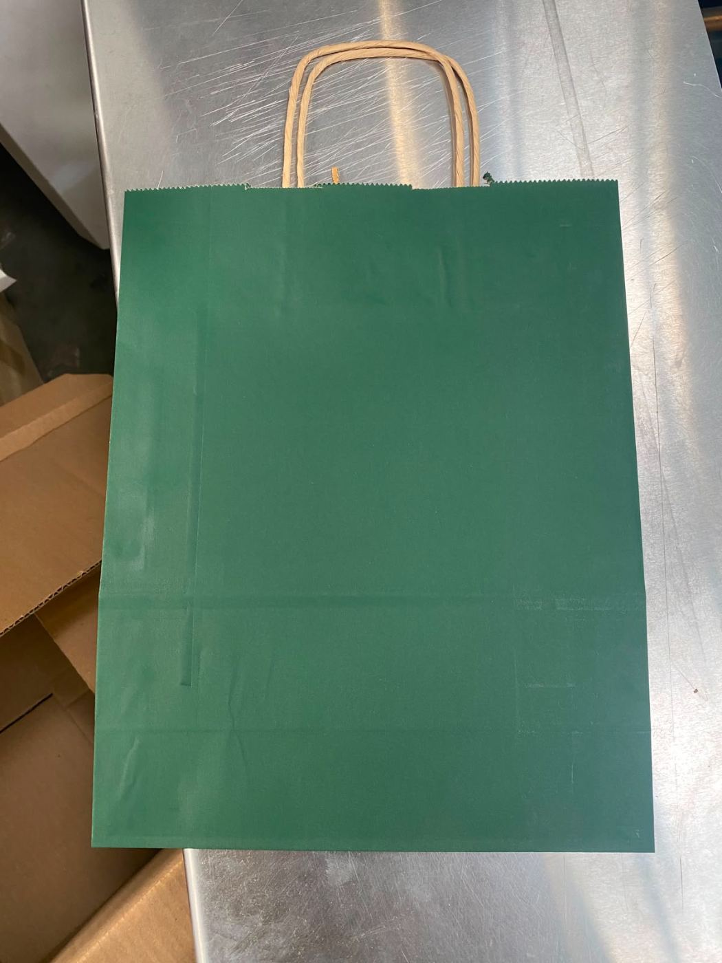Sac papier vert bouteille à poignées torsadées kraft, échantillon