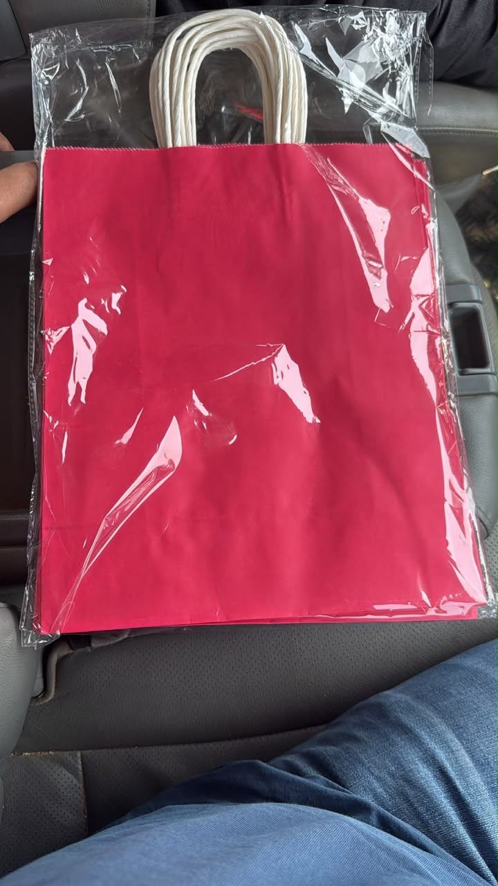 Sac papier rose à poignées torsadées blanches, sous film